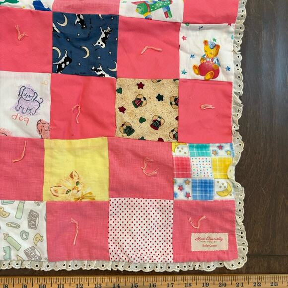 Vtg Homemade Patchwork Cotton Baby Quilt 28x21”‎ Scalloped Edge Eyelet Lace Trim - Picture 10 of 13